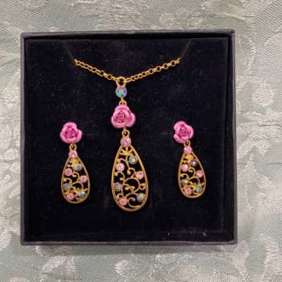 Avon Fashion Womens Earrings / Necklace Gold-tone/ Pink  