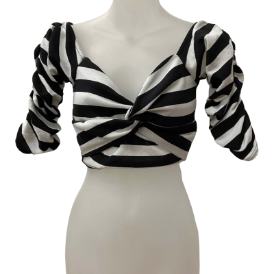 Boohoo - Riley Black/White Twist Front Crop Top