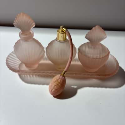 VINTAGE pink frosted seashell vanity set 