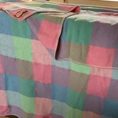 “Challenge” lambs wool blanket approx 200mm x 230mm