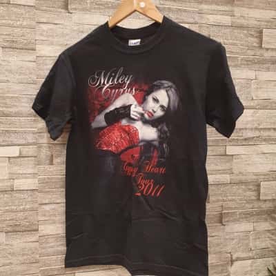  Miley Cyrus  AUS tour Gildan Unisex  Size S Black  / Red / White 