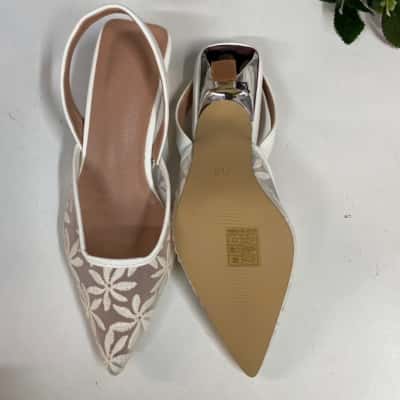 Womens White Sandal w/Small Heel Size 35