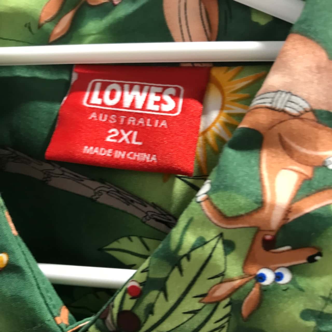 Lowes Aussie Mens Size XXL Short Sleeves shirt. (Kangaroos playing