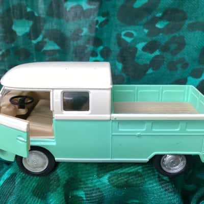 Volkswagen 1963 Double Cab Pick Up 1/34 Scale