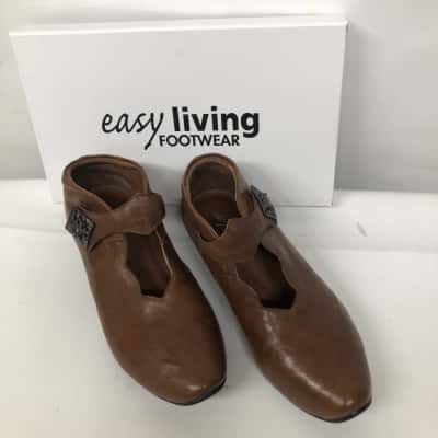  Easy Living FootWear Womens  Size 38 Boots Tan Crinkle Leather - NEW