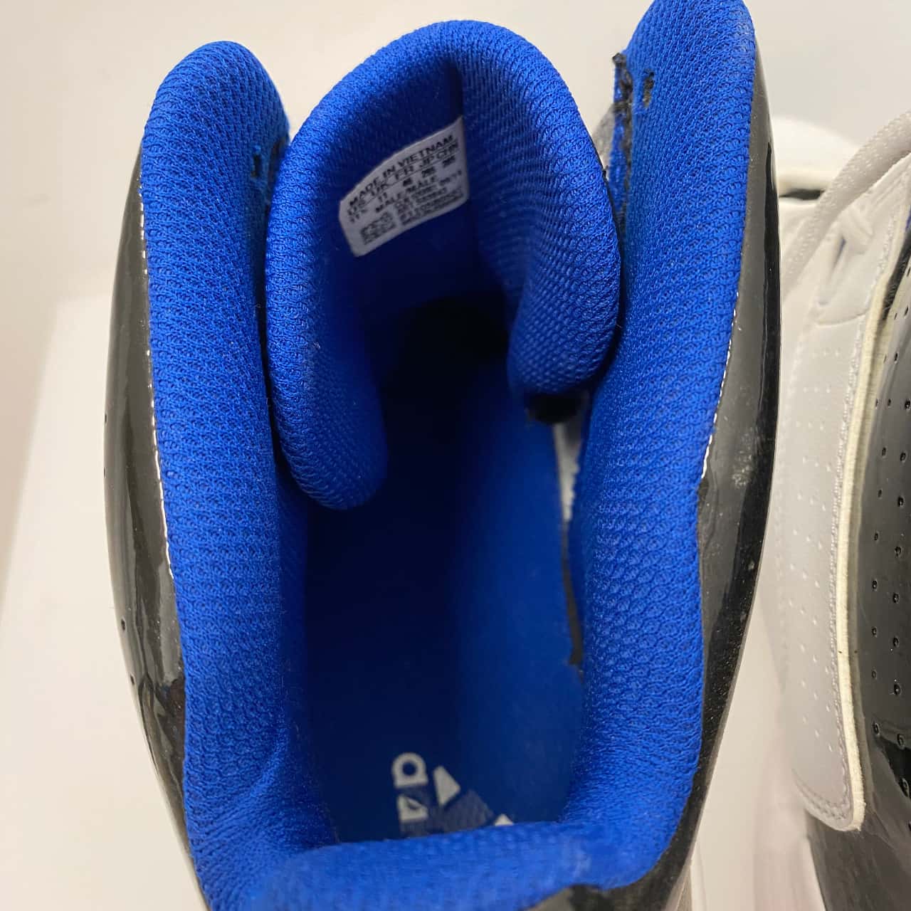 Adidas Men's Cross 'Em 3 Basketball Shoe. Size 11.5 US.