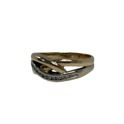 9 ct. (375) Gold Twisted Ring w/ 13 Small Diamonds (4.88 grams)