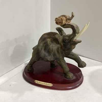 The Helena collection Elephant Lifts Log