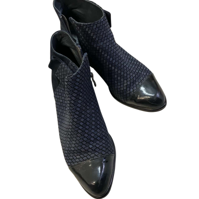 Django & Juliette  Womens  Size 39 Navy  Leather upper and liner