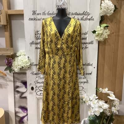 BRIDGEE BRAND! BNWT! RRP $129.00! THE YELLOW SHOW STOPPER REPTILE PLUNGING NECKLINE MIDI DRESS! Womens  Size 10 Long Sleeve Dress / Midi Dress Animal print / Pattern / Yellow 