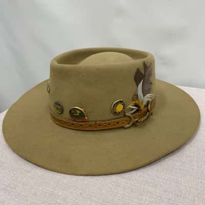Akubra Mens Australian Made Hat With Badges Khaki  