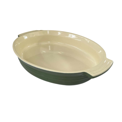 Le Creuset Oval dish (green/cream).