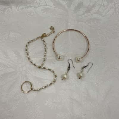  Women’s Super Pretty Faux Pearl Costume Jewellery Set 