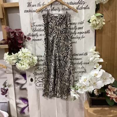 SILK LAUNDRY BRAND! Womens  Size XS Midi Skirt Pattern. MADE WITH 100% SILK! STUNNING DESIGN WITH BUTTON DETAILS! GREAT FPR ANY OCCASION!