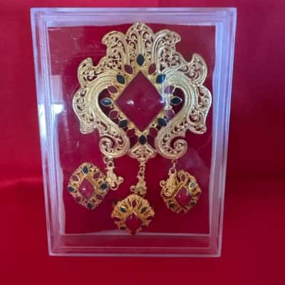  Women’s Gold Tone Balinese Kebaya Brooch / Earrings / Ring Set