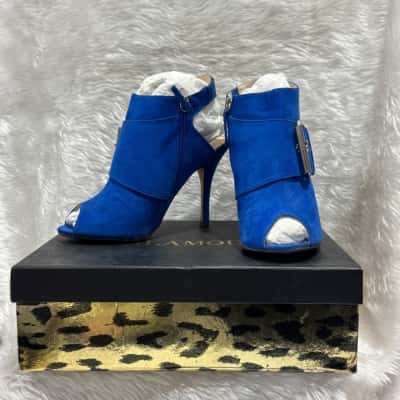  Womens  Size 8 Heels Blue 
