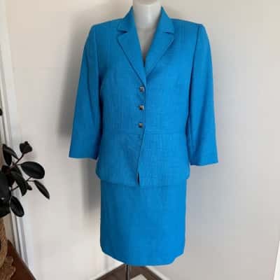  Vintage Tahari Suit. Skirt and Jacket.  Size 10 