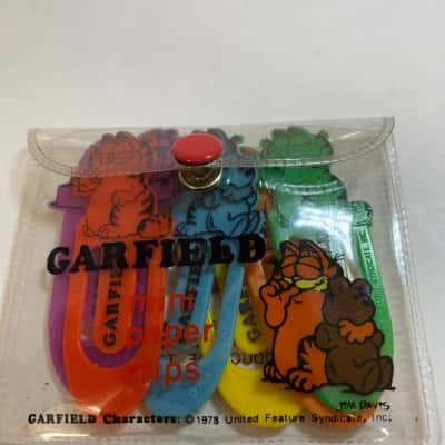 1978 Garfield plastic mini paper clips 