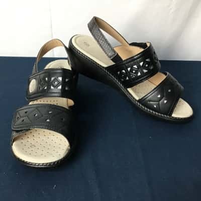  Aerocushion Womens  Size 8 Manela Comfort Sandals 
