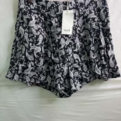 Seed Womens  Size 10 Shorts Black  / Floral 