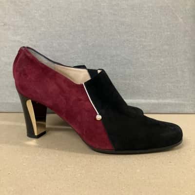  Womens  Size 40 Black  / Gold / Maroon 