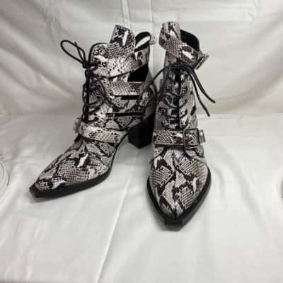 Mollini Womens  Size 39 Boots Animal print 
