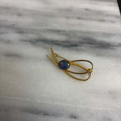  Brooch gold coloured with doublet