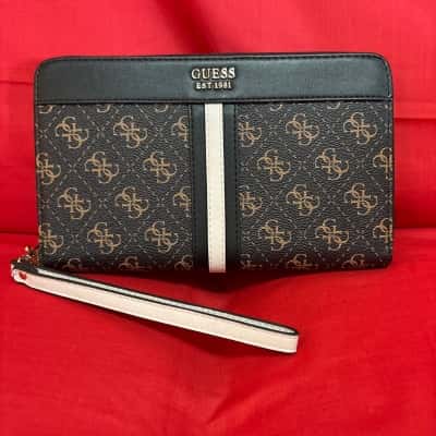 Guess “Kasinta” Women's Classic Logo Style Clutch 