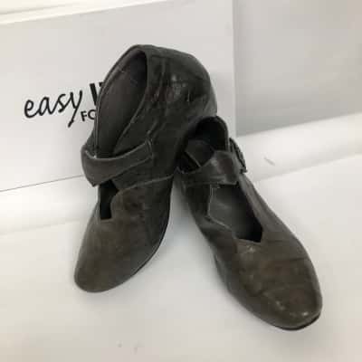 Easy Living FootWear Womens  Size 35 Boots Olive Green Crinkle Leather - NEW