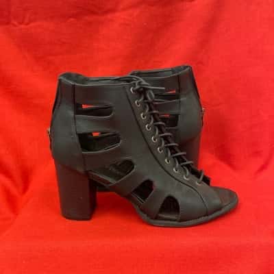  Womens wildfire Size 8 Black Lace up Shoes