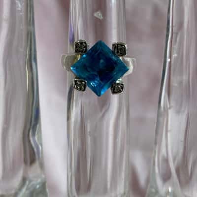  925 SILVER RING WITH BLUE STONE SURROUNDED BY CLEAR STONES US 7.25