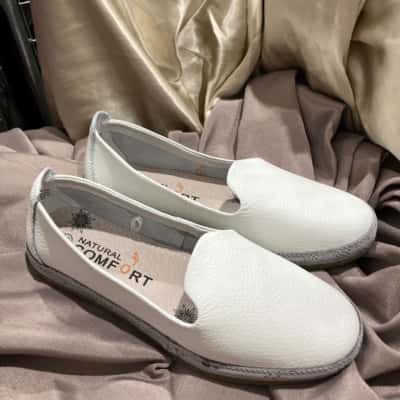  Natural Comfort Womens  Size 8 Flats White 