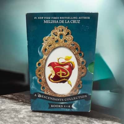 Melissa De La Cruz   A descendants collection 