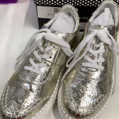 Minx  Womens  Size 38 Sneakers Gold 