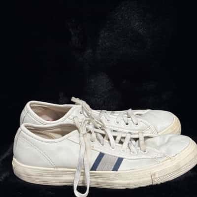 Converse Mens  Size 5.5 Sneakers Cream / Navy Blue 