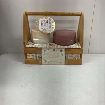 Livegreen Warm Vanilla Body Collection Body Butter + Body Scrub