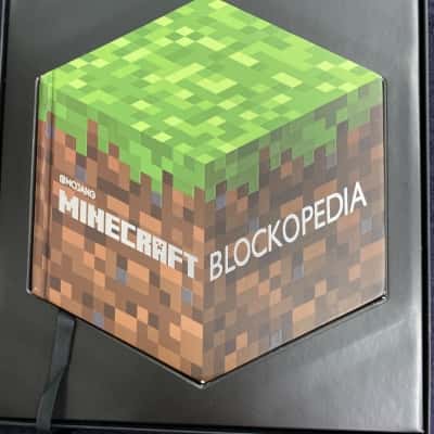 Mojang. Minecraft Blockpedia. In box. 