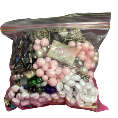 Assorted bag of jewellery (7)