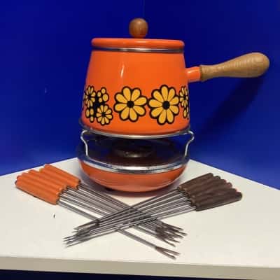 Retro flower fondue set