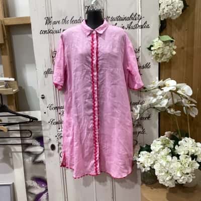 WORTHIER THE LABEL BRAND! Womens  Size M / S Pink! GORGEOUS PINK MIDI DRESS WITH WAVY RIBBON DETAIL! BUTTON UP AND COLLARED! PERFECT FOR ANY OCCASION! MADE WITH 100% LINEN!