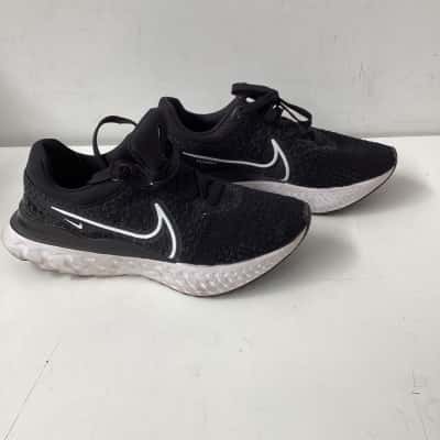 Nike  Flyknit Womens runners Size  UK 6.5 Black  white trimWhite 