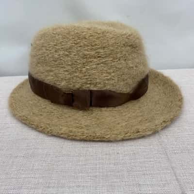 Unbranded Women's Knit Hat Size S Beige / Brown 
