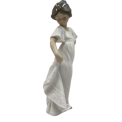 Nao by Lladro "How Pretty" Vintage Porcelain Figurine 1110