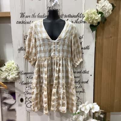Ebby And I Brand! CUTE BABYDOLL SHORT PUFF SLEEVED MINI DRESS! Womens  Size 12 Babydoll Dress / Mini Dress / Short Sleeve Dress  Beige / Checked / Pattern / White 