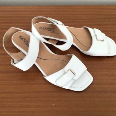 NWOT Diana Ferrari Women's Super Soft  Velcro Open / Close Size 8 Sandals White  