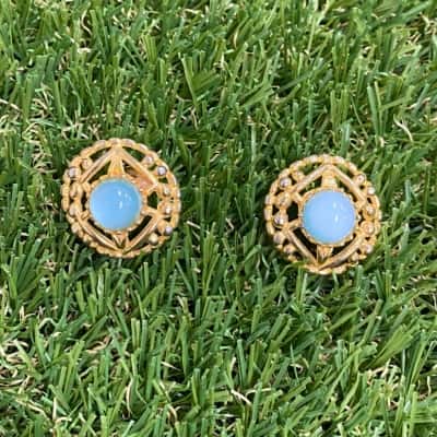  Womens Vintage Gold Tone Light Blue Stone Centred Screwback Clip On Earrings
