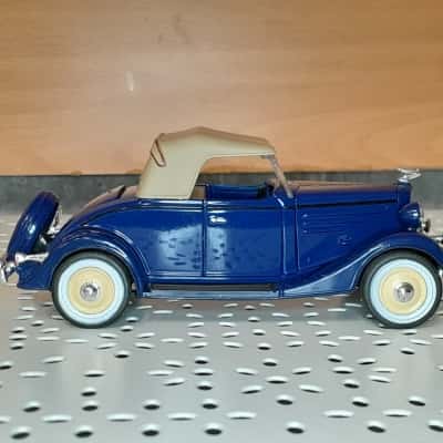1935 Chevrolet Standard Roadster W/ Rumble Seat DieCast Blue / Tan Scale 1:32_T3