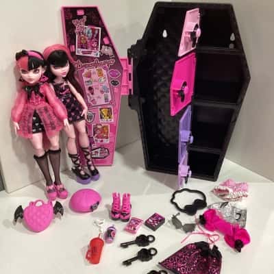 Draculaura Monster High Skulltimates 2 Dolls and secret locker