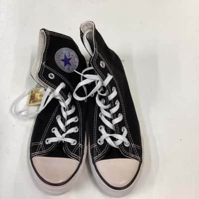 Converse Mens  Size 7 Black  hi tops