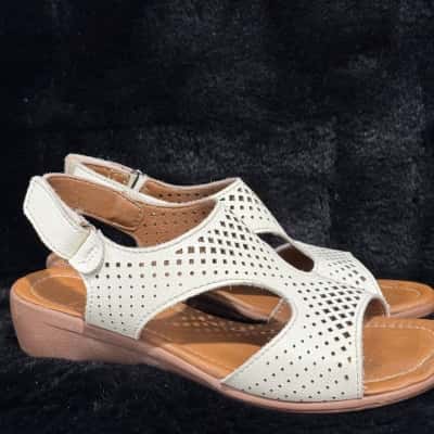  Womens  Size 36 Sandals White 